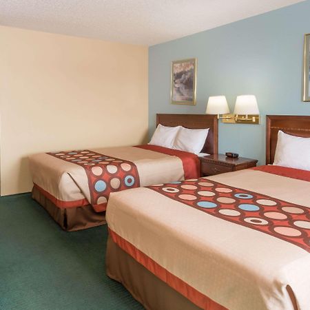 Super 8 By Wyndham Woodstock Hotel Exterior photo