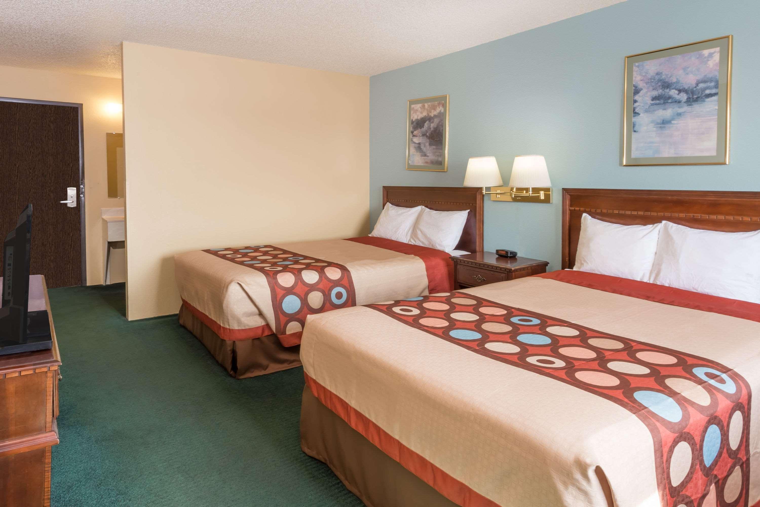 Super 8 By Wyndham Woodstock Hotel Exterior photo