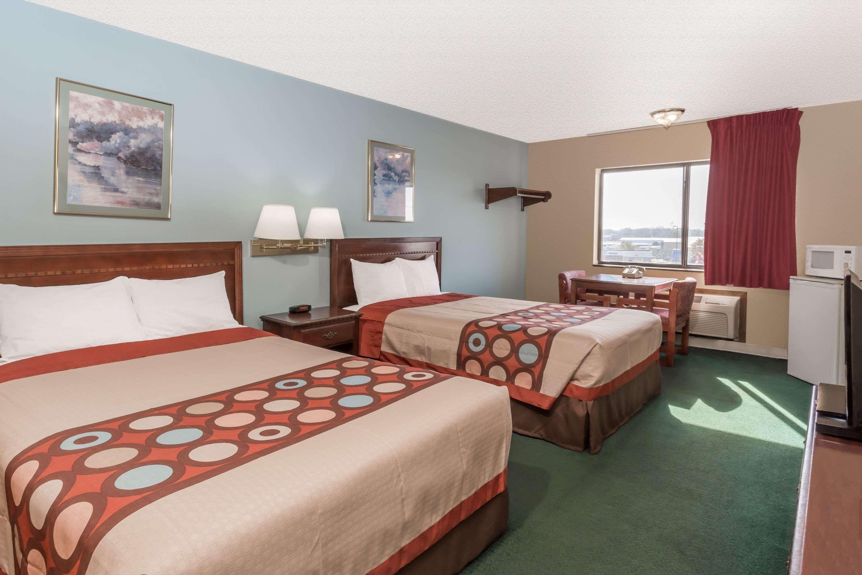 Super 8 By Wyndham Woodstock Hotel Exterior photo