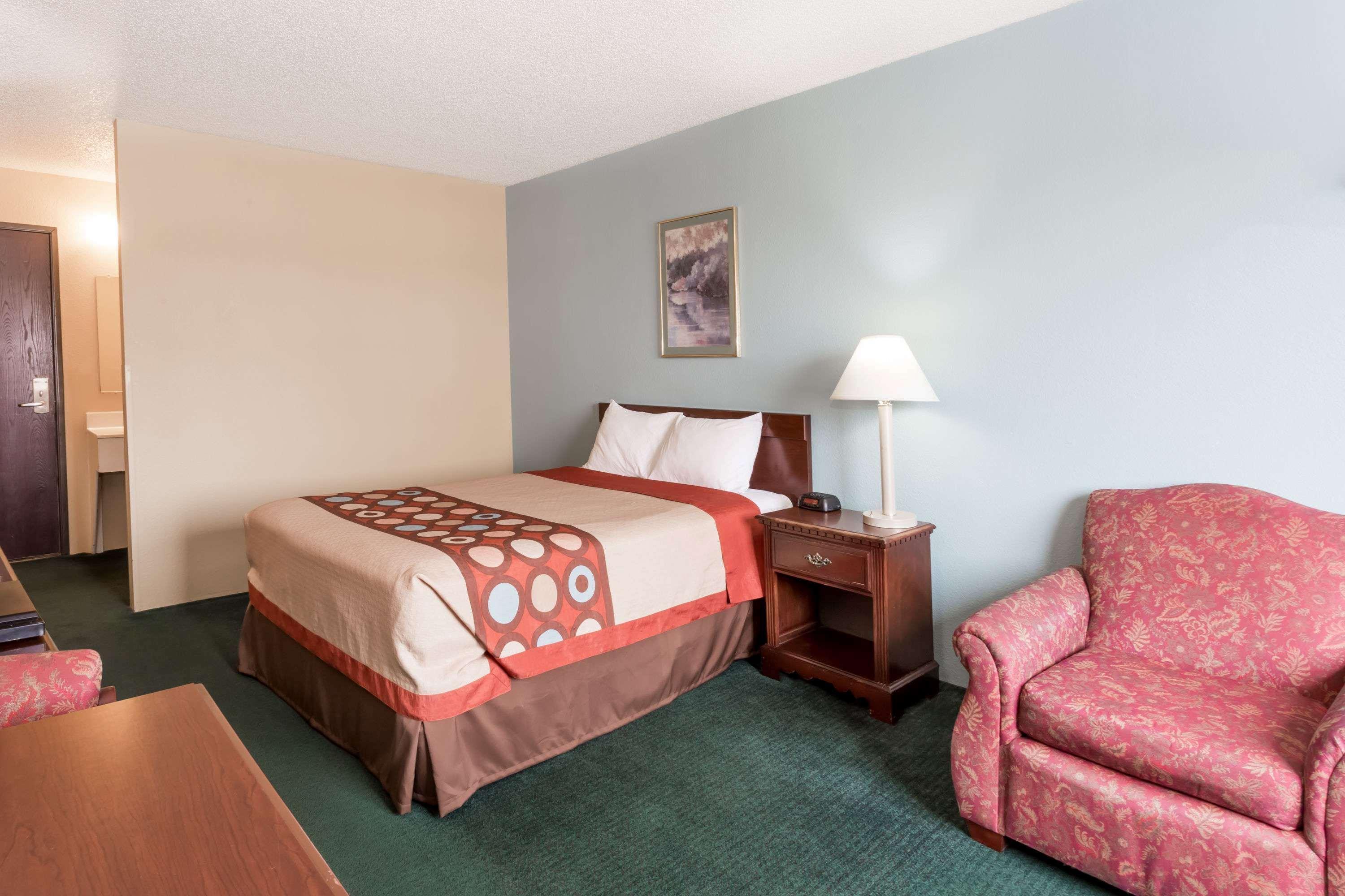 Super 8 By Wyndham Woodstock Hotel Exterior photo
