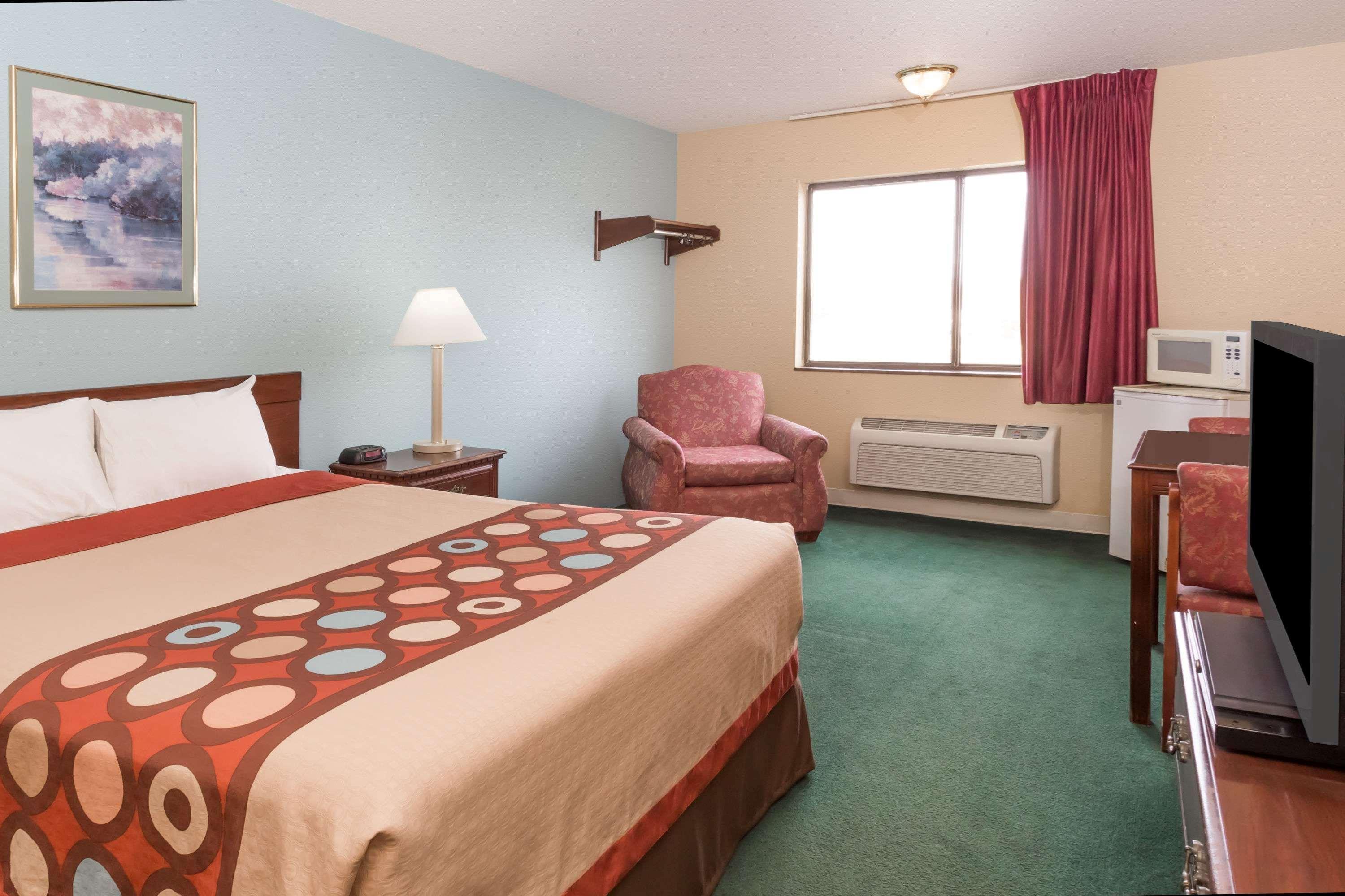 Super 8 By Wyndham Woodstock Hotel Exterior photo