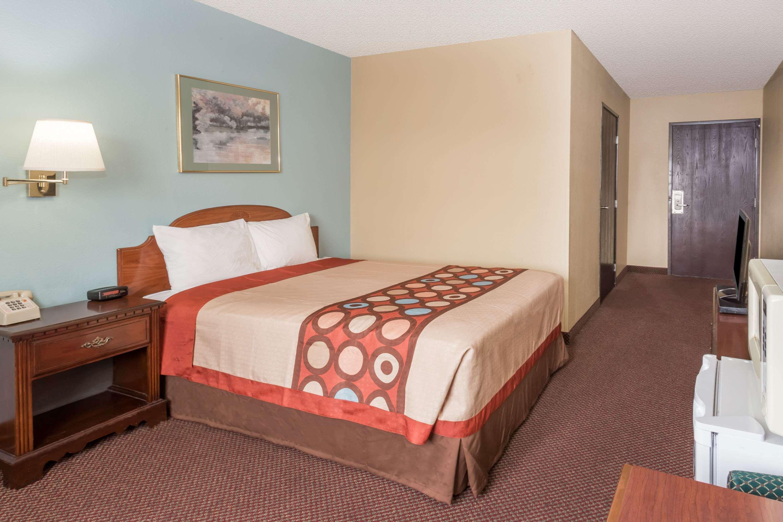 Super 8 By Wyndham Woodstock Hotel Exterior photo