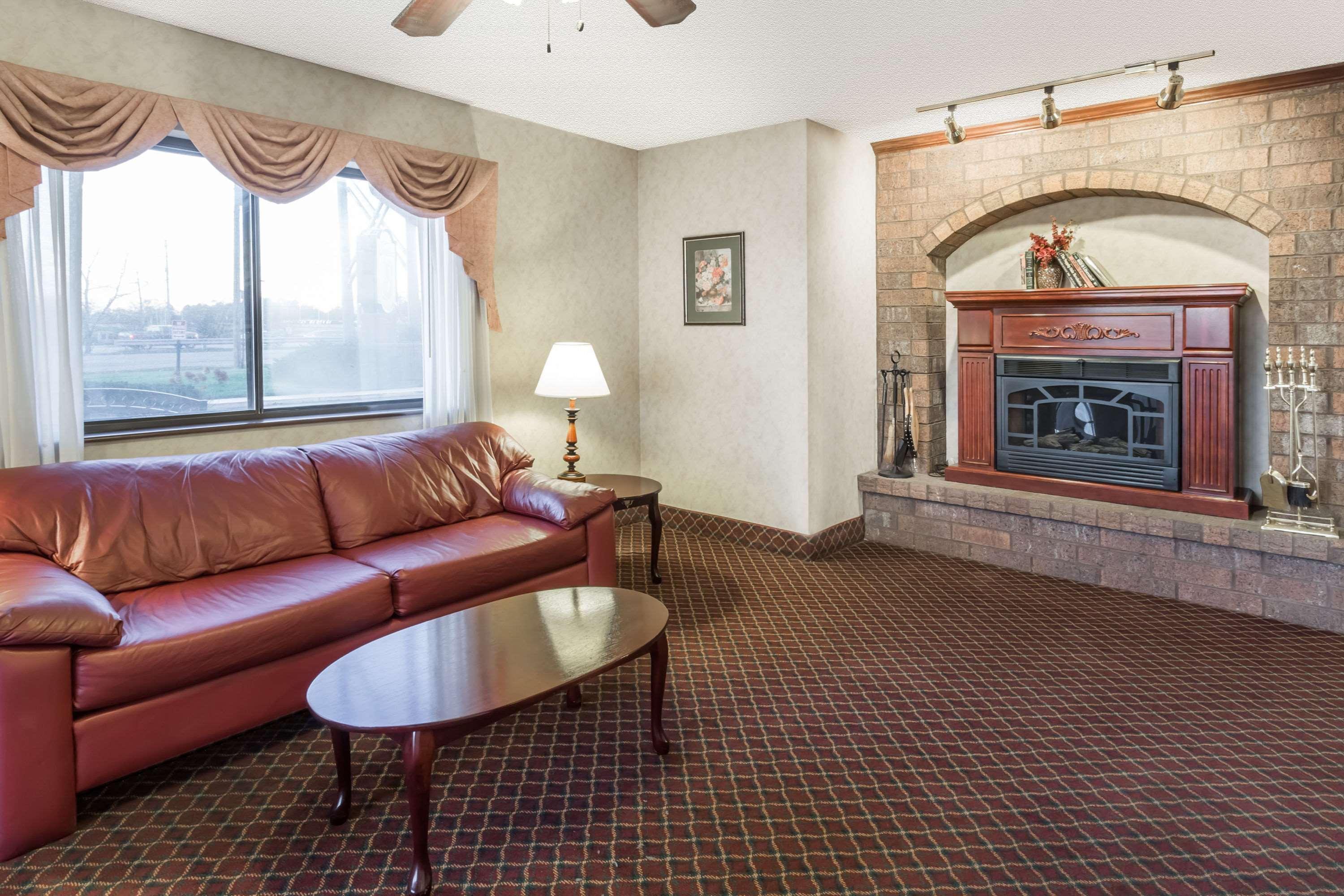 Super 8 By Wyndham Woodstock Hotel Exterior photo