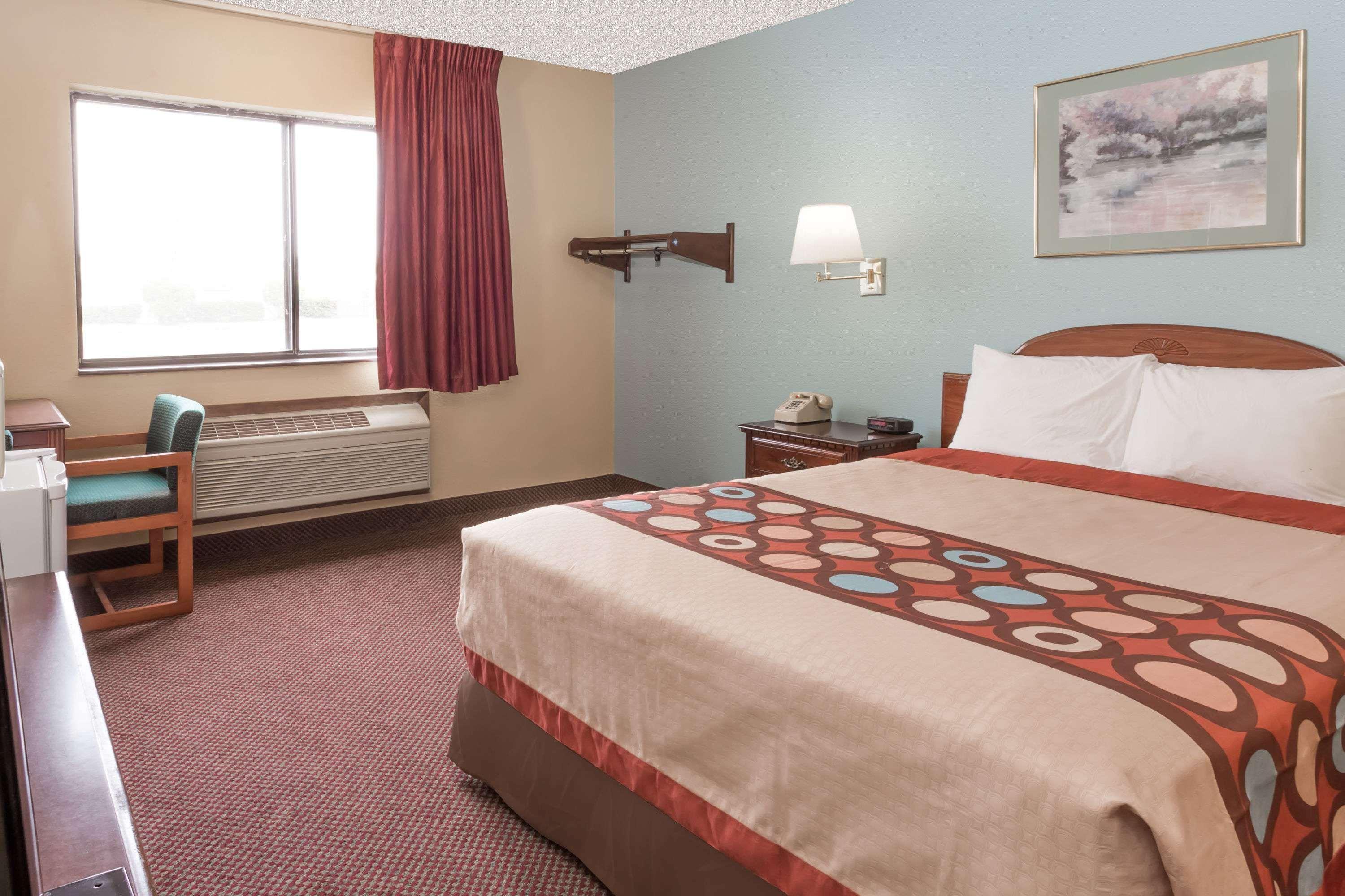 Super 8 By Wyndham Woodstock Hotel Exterior photo
