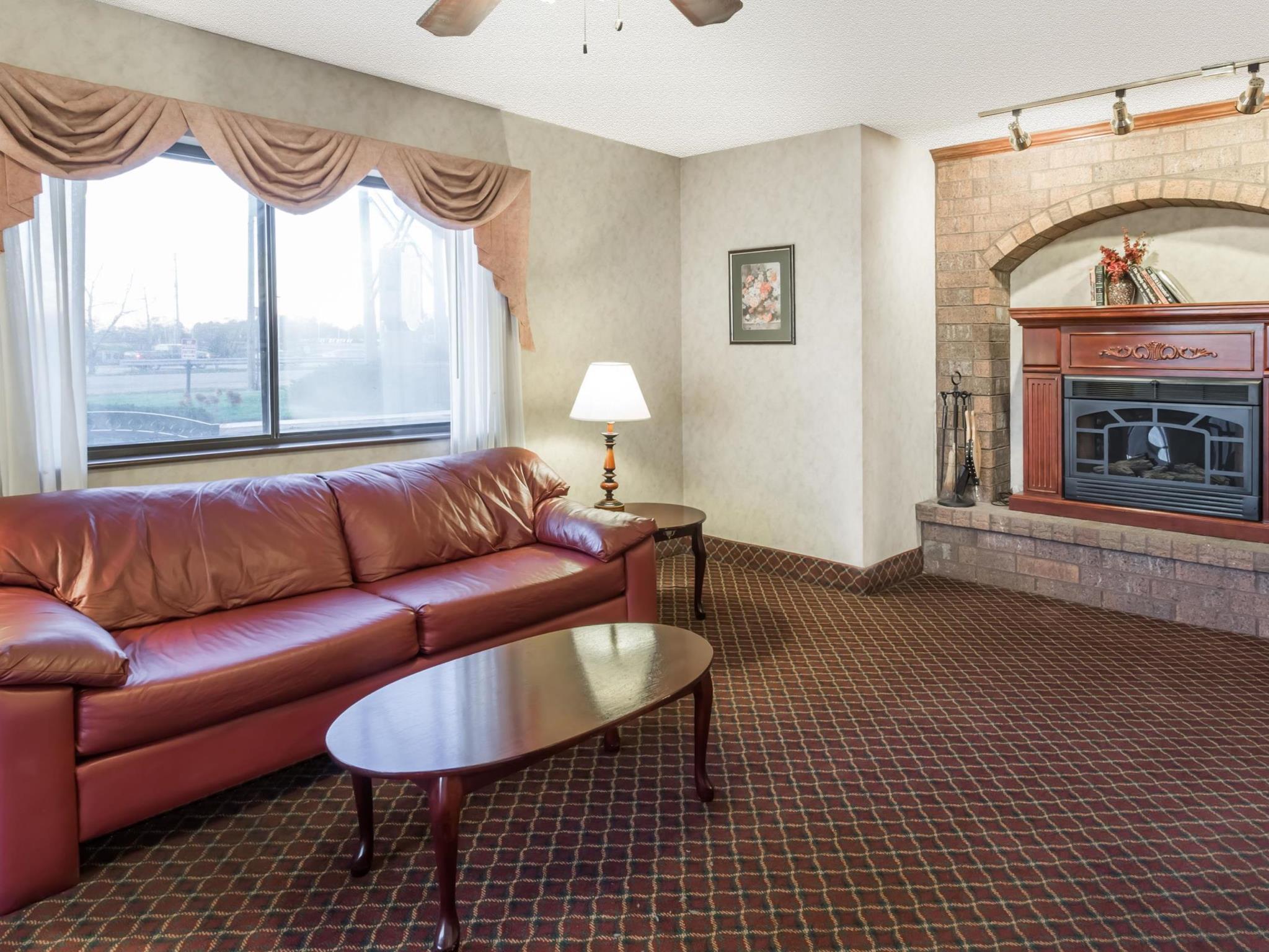 Super 8 By Wyndham Woodstock Hotel Exterior photo