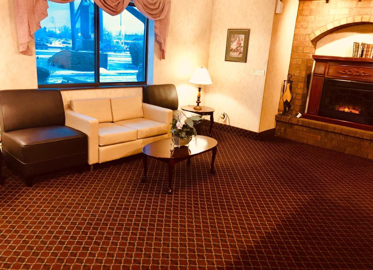 Super 8 By Wyndham Woodstock Hotel Exterior photo